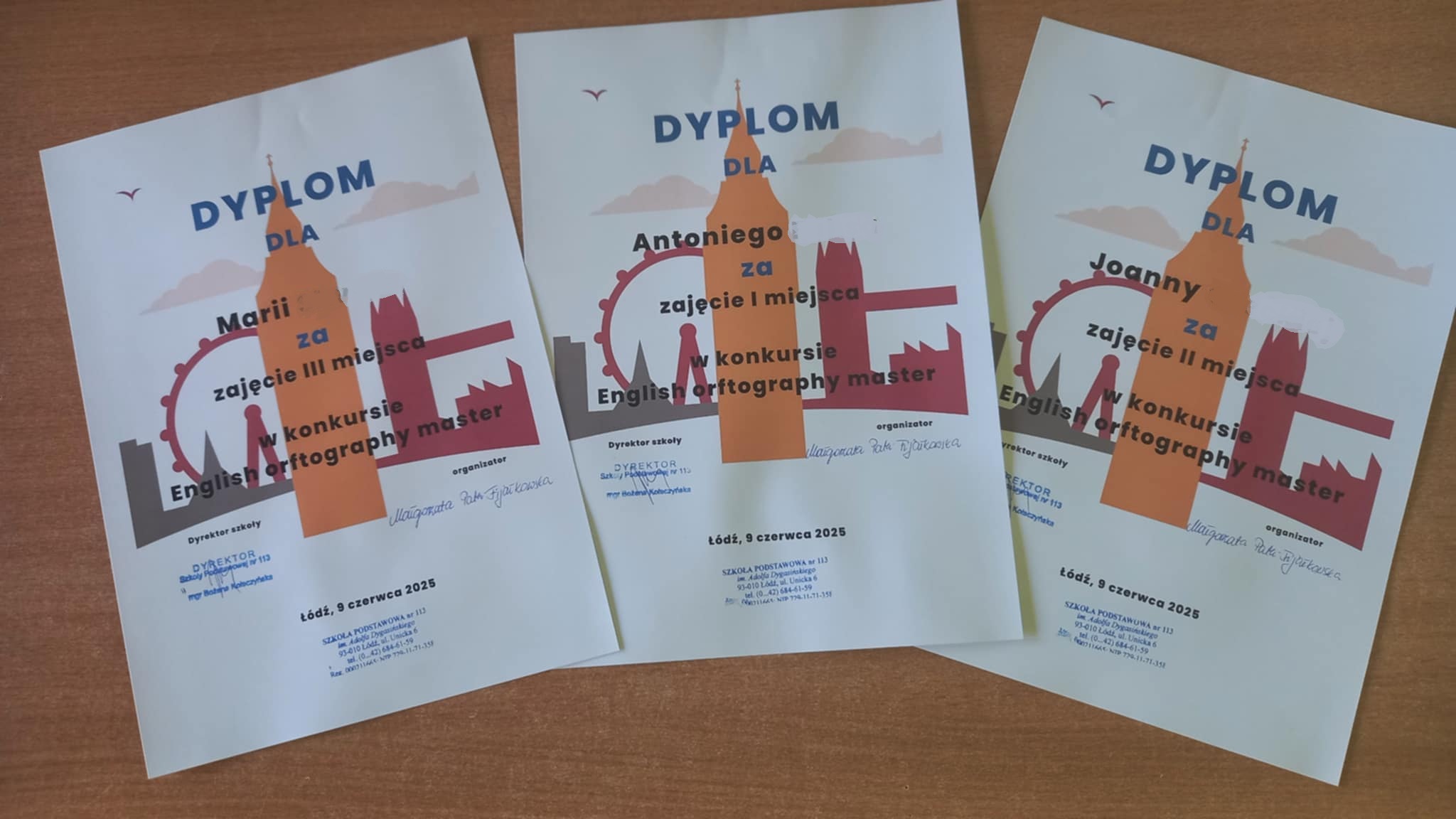 Dylomy dla zwycięzców konkursu z języka angielskiego.