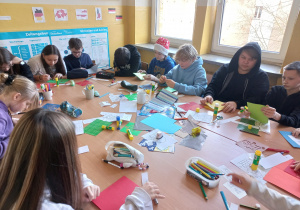 Klasa 7b podczas przygotowywania kartek świątecznych.