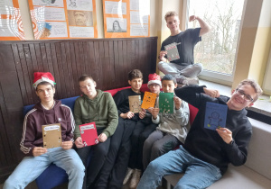 Klasa 8a z wykonanymi przez siebie kartkami świątecznymi w języku niemieckim.