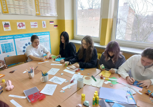 Klasa 8b podczas przygotowywania kartek świątecznych.