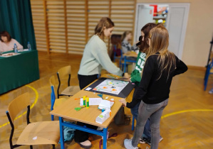 Uczestnicy podczas wykonywania zadania praktycznego - gry planszowej w drugiej części konkursu.