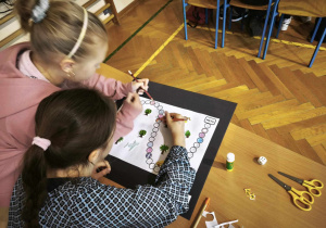 Uczestnicy podczas wykonywania zadania praktycznego - gry planszowej w drugiej części konkursu.
