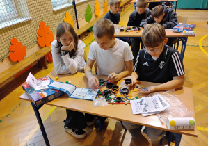 W czasie obrad jury uczestnicy konkursu układają klocki z projektu "Laboratoria przyszłości".