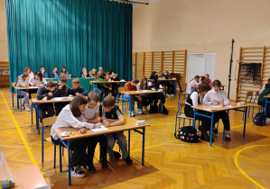 Uczestnicy konkursu rozwiązują test ze znajomości zasad ruchu drogowego.
