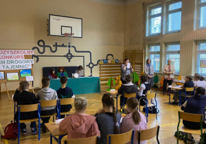 Organizatorzy objaśniają uczestnikom zasady konkursu.
