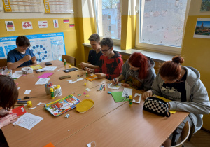 Klasa 8b podczas wykonywania kartek konkursowych.