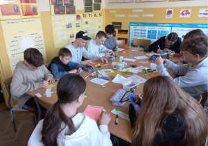 Klasa 7a podczas wykonywania kartek konkursowych.