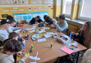 Klasa 7a podczas wykonywania kartek konkursowych.