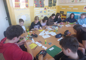 Klasa 7b podczas wykonywania kartek konkursowych.