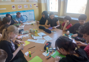 Klasa 7b podczas wykonywania kartek konkursowych.
