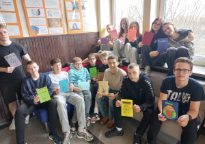 Uczniowie klasy 8a z wykonanymi przez siebie kartkami wielkanocnymi w języku niemieckim.