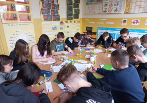 Klasa 8a podczas wykonywania kartek konkursowych.