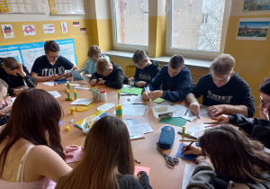 Klasa 8a podczas wykonywania kartek konkursowych.