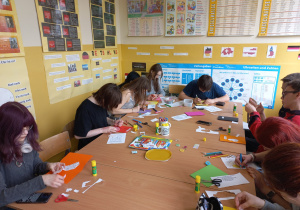 Klasa 8b podczas wykonywania kartek konkursowych.