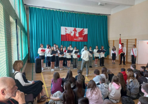 Uroczysty apel z okazji rocznicy uchwalenia Konstytucji 3 Maja.