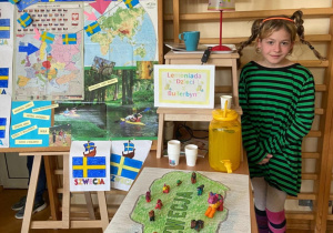 Dziewczynka w stroju Pippi Langstrumf prezentuje stoisko klasy 3a - Szwecję.