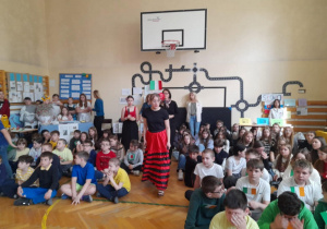 Uczniowie różnych klas podczas imprezy z okazji Dnia Europy.