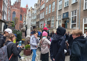 Uczniowie zwiedzają Gdańsk.