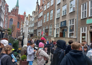 Uczniowie zwiedzają Gdańsk.