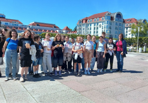 Uczniowie zwiedzają Sopot.