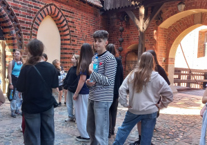 Uczniowie zwiedzają zamek w Malborku.