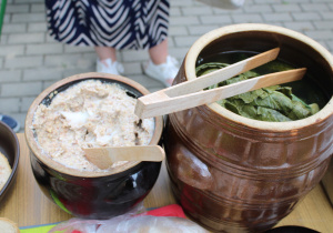 Piknikowe smakołyki - domowy smalec i ogórki małosolne.
