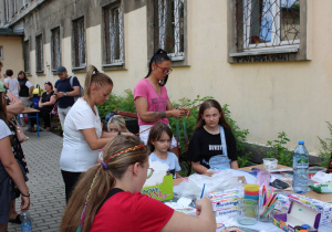 Zaplatanie kolorowych warkoczyków.