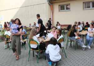 Konsumpcja piknikowych smakołyków.