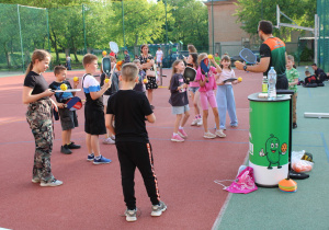 Zabawy sportowe z paletkami i piłeczkami.