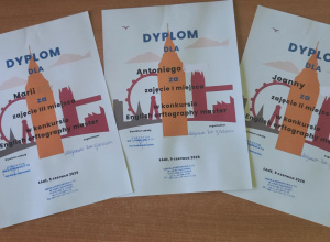 Dyplomy dla zwycięzców konkursu z języka angielskiego.
