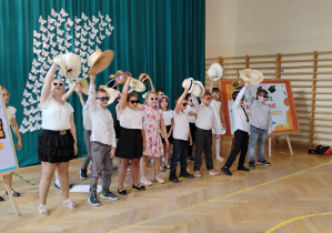Krótki program artystyczny w wykonaniu klasy 2b.
