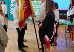 Przekazanie Sztandaru Szkoły przez absolwentów przyszłorocznym klasom ósmym.