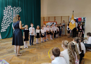 Uczniowie klasy 1a odbierają nagrody za bardzo dobre wyniki w nauce.