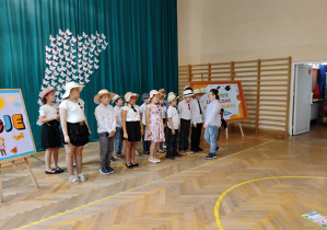 Krótki program artystyczny w wykonaniu klasy 2b.