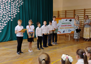 Uczniowie klasy 3a odbierają nagrody za bardzo dobre wyniki w nauce.