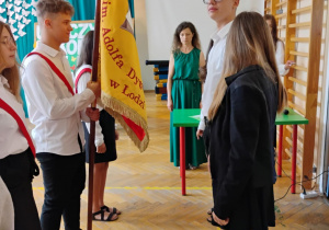 Przekazanie Sztandaru Szkoły przez absolwentów przyszłorocznym klasom ósmym.