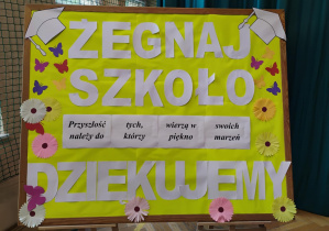 Tablica z napisem: "Żegnaj szkoło. Dziękujemy".
