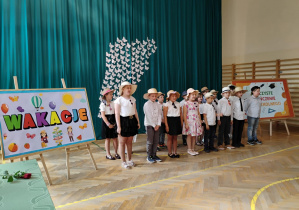 Krótki program artystyczny w wykonaniu klasy 2b.