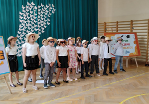 Krótki program artystyczny w wykonaniu klasy 2b.