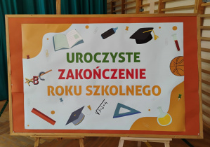 Tablica z napisem: "Uroczyste zakończenie roku szkolnego".