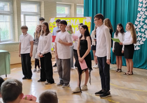 Krótki program artystyczny w wykonaniu klas starszych.