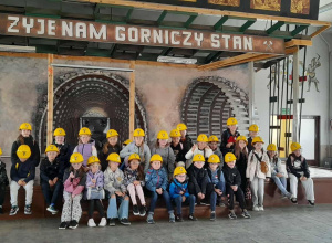 Grupa dzieci przed wejściem do kopalni soli w Kłodawie.