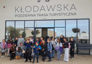 Grupa dzieci przed wejściem do kopalni soli w Kłodawie.