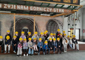 Grupa dzieci przed wejściem do kopalni soli w Kłodawie.