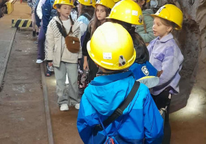 Uczniowie zwiedzają kopalnię soli w Kłodawie.