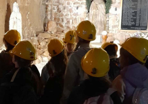 Uczniowie zwiedzają kopalnię soli w Kłodawie.