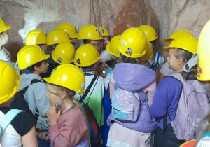 Uczniowie zwiedzają kopalnię soli w Kłodawie.