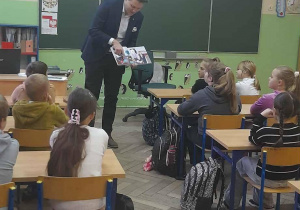 Zajęcia z edukacji prawnej w klasach 3a i 3b.