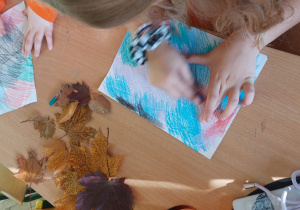 Dzieci wykonują pracę plastyczną metodą frotażu.