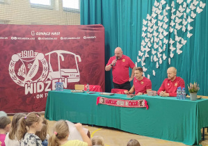 Spotkanie uczniów z piłkarzami Widzewa.